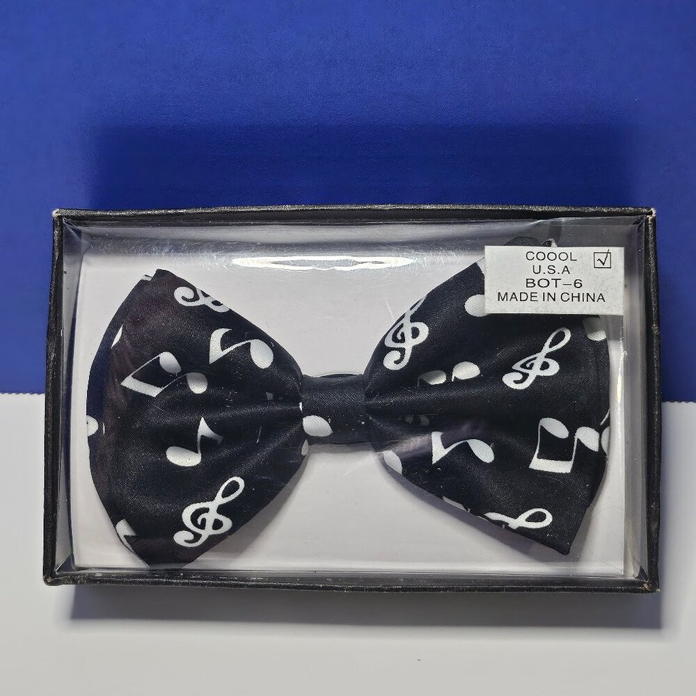 Adult/Teen Adjustable Black And White Musical Note Bow Tie